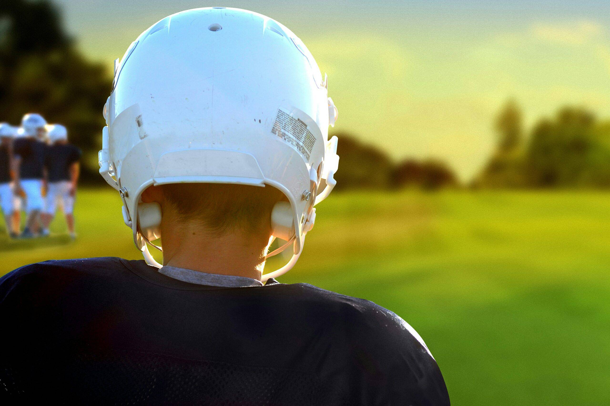back of a youth football player who is covered by youth football insurance costs